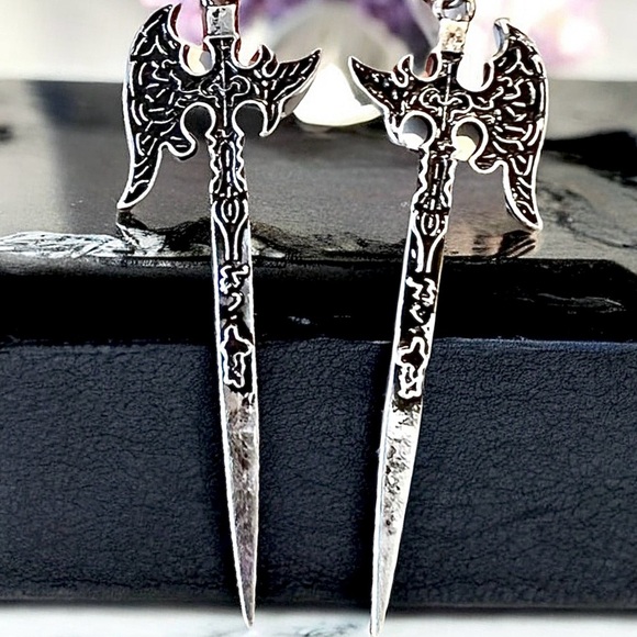 Stylish silver toned axe earrings with detailed design. Perfect for a DND player - Picture 9 of 15